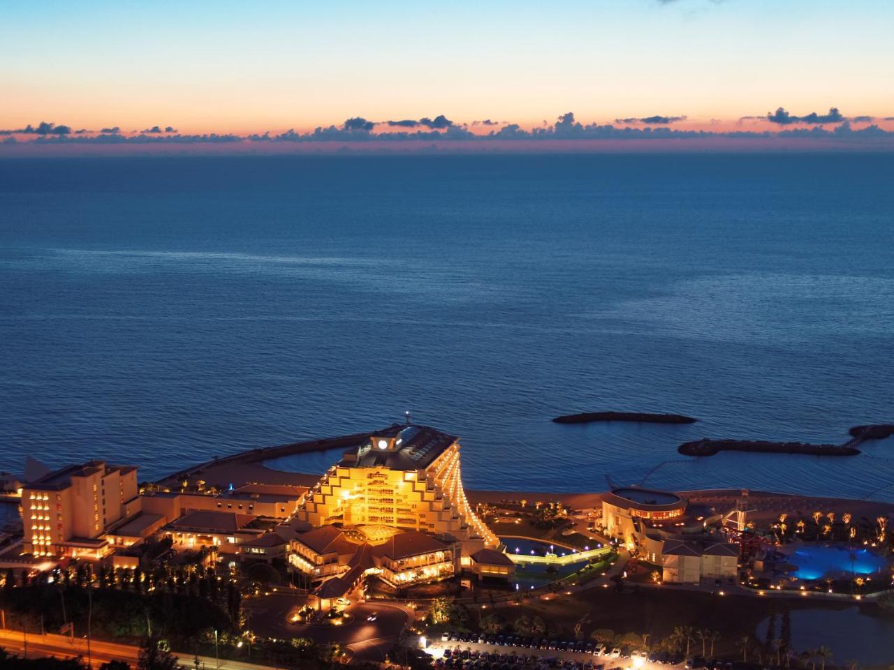 Sheraton Okinawa Sunmarina Resort Онна Экстерьер фото